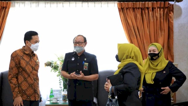 HUT Kota Makassar di Meriahkan 413 Pasangan Nikah Massal