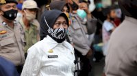 Ini Sosok Perempuan Yang Tak Lelah Hadapi Demonstran tolak UU CILAKA