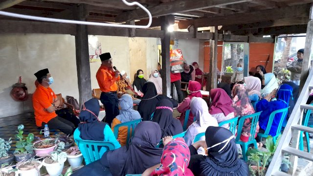 Warga Rela Hujan-Hujanan demi Dengar Program Anir-Lutfi