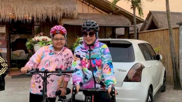 Bersama Komunitas &ldquo;Gowes Syantik&rdquo;, Fatma Sempatkan Keliling Naik Sepeda