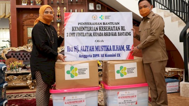 Aliyah Mustika Serahkan Bantuan Kesehatan Kepada Pemkab Bantaeng