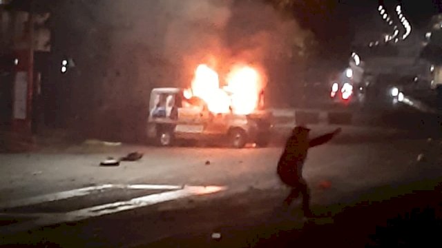 Massa Pengunjuk Rasa Bakar Mobil Ambulance Nasdem Makassar