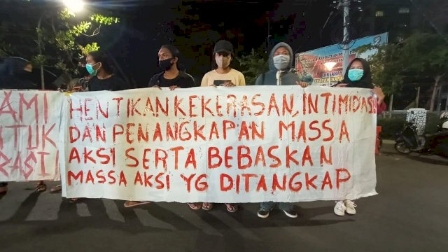 Kantor Polrestabes Makassar Didemo Tengah Malam