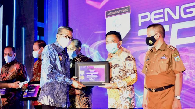 Bantaeng Raih Penghargaan TPKAD dari OJK