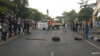 Aksi Prakondisi Sumpah Pemuda, Mahasiswa Sulsel Tutup Jalan: Cabut Omnibus Law