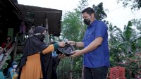 Peringati Sumpah Pemuda, KNPI Sulsel Bagi Sembako di Takalar