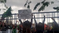 Tak di Temui Anggota DPRD Sulsel, Pendemo Lempari Petugas Batu dan Botol Air