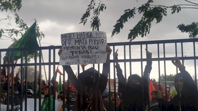 Tak di Temui Anggota DPRD Sulsel, Pendemo Lempari Petugas Batu dan Botol Air