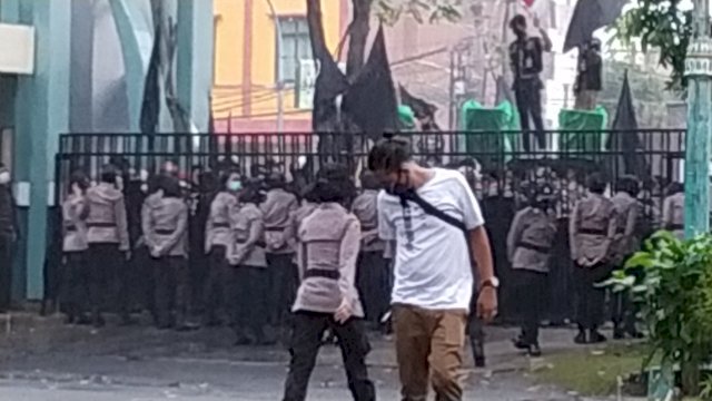 Kader HMI Unjuk Rasa Tolak UU Cilaka  di DPRD Sulsel