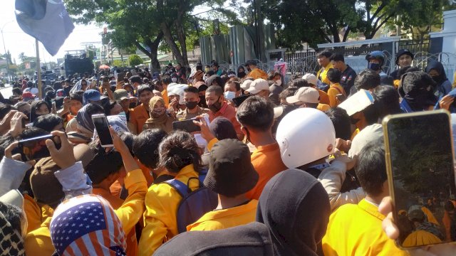 Ratusan Mahasiswa UNM Tolak UU CILAKA di Depan Gedung DPRD Sulsel
