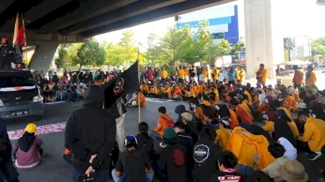 Setahun Masa Jabatan Jokowi-Amin, Mahasiswa UNM Turun Kejalan Tolak UU Ciptaker