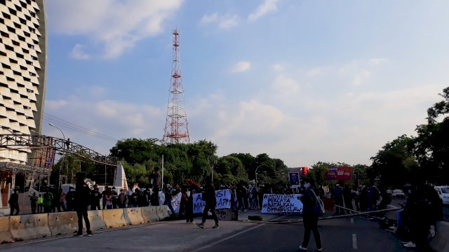BREAKING NEWS: Mahasiswa Makassar tutup Jalan A.P Pettarani