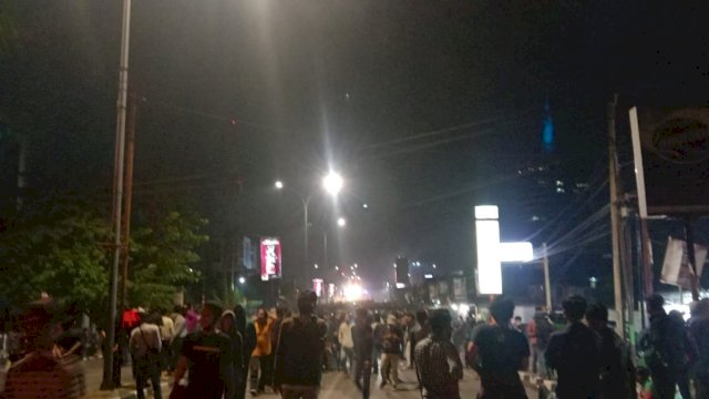 Breaking News: Demonstran Bentrok Dengan Polisi Depan Unibos