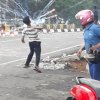 Aksi Unras Tolak UU Cilaka Depan UMI Makassar Berujung Bentrok