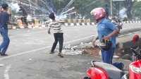 Aksi Unras Tolak UU Cilaka Depan UMI Makassar Berujung Bentrok