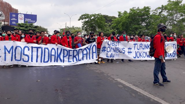 Mahasiswa Makassar Serukan Cabut UU Cilaka dan Turunkan Jokowi-Amin