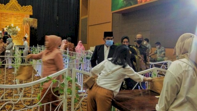 Prof Rudy saat berada di Hotel Swiss-Bellin menghadiri resepsi pernikahan kerabatnya. FOTO: Nana/Humas Pemkot.