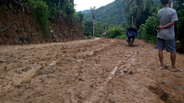 TROTOAR.ID, Makassar - Setelah perluasan jalan pada bulan Agustus lalu jalan di Dusun Tonrong, Desa Terasa, Kecamatan Sinjai Barat Kabupaten 