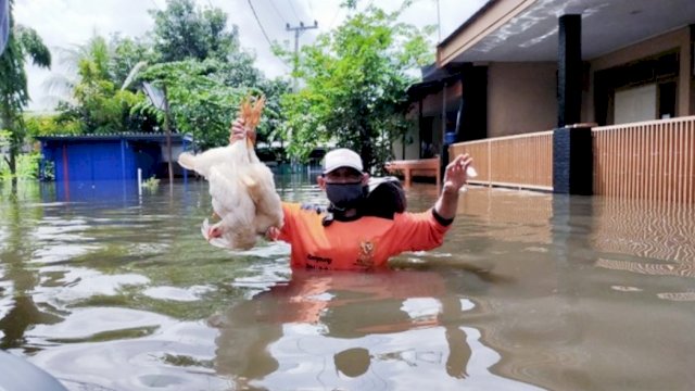TROTOAR.ID, Makassar - Hujan deras yang terjadi pada Senin (21/12/2020) malam hingga Selasa (22/12/2020) dini hari membuat banjir di Kota 