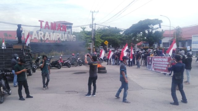 TROTOAR.ID, Sinjai - Aksi-aksi yang menentang Habib Rizieq Shihab (HRS) tak henti-hentinya berkoar di berbagai daerah di Sulawesi Selatan. Setelah