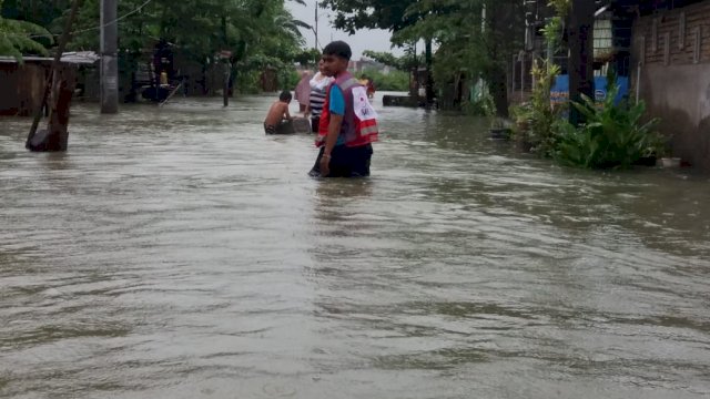 TROTOAR.ID, Makassar - Hujan deras terus mengguyur Kota Makassar dan sekitarnya. Sabtu pagi (19/12/2020), sejumlah titik perumahan dan ruas 