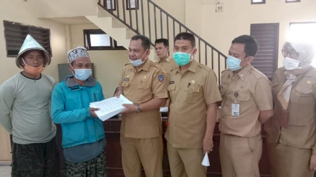 Warga Kodingareng bersama penerima aspirasi di DPRD Sulsel. FOTO: Istimewa.