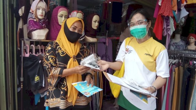 Bagi-bagi masker di pasar.