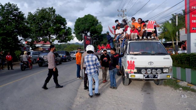 Massa pendukung paslon dibubarkan polisi di Tana Toraja. Foto: Istimewa