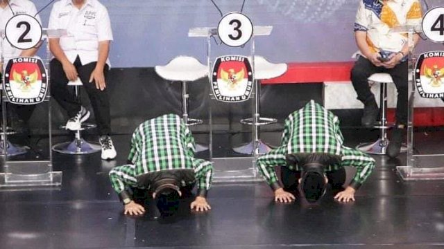 Dilan Sujud syukur di alkhir debat.