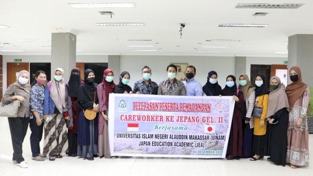14 alumni Prodi Keperawatan dan Kebidanan dari berbagai kampus akan diberangkatkan untuk bekerja di Jepang. Mereka adalah peserta program Care Worker kerjasama Universitas Islam Negeri Alauddin Makassar dan Japan Education Academy (JEA). FOTO: Ismi.