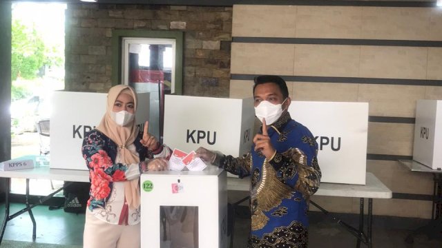 Bersama Istri Syaharuddin Mencoblos di TPS 028 BB