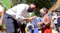 Ilham Azikin Serahkan Perlengkapan Sekolah Gratis, Beasiswa Mahasiswa dan Bantuan Sosial