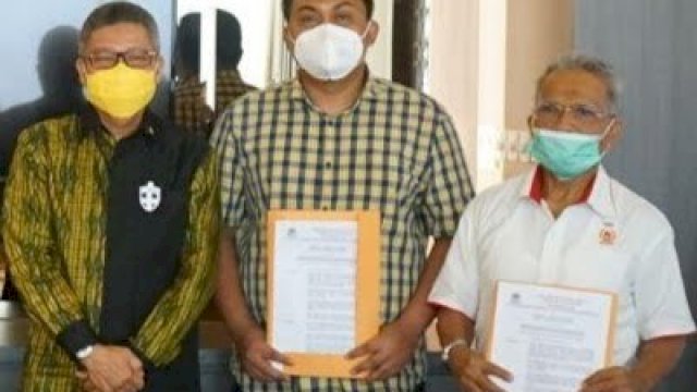 Menantu Nurdin Abdullah Mierza Memperlihatkan SK PL Golkar Bantaeng di dampingi Ketua DPD I Taufan Pawe