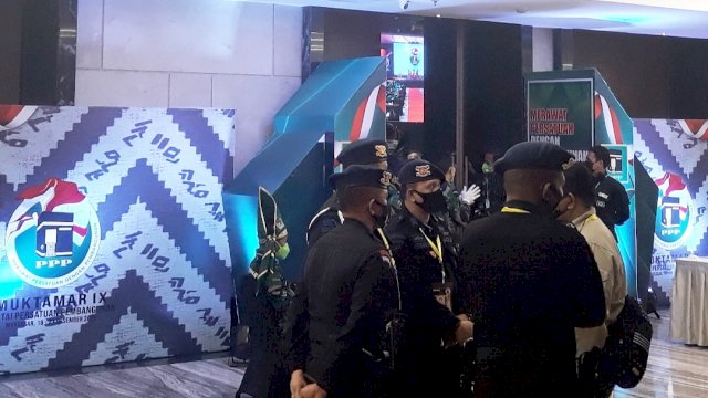 TROTOAR.ID, Makassar - Muktamar ke-IX Partai Persatuan Pembangunan (PPP) yang digelar di Hotel Claro Kota Makassar, Sulawesi Selatan, dijaga 