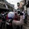 Massa Aksi Simpatisan Rizieq Bentrok dengan Polisi di Tanah Abang Jakpus