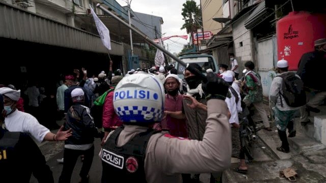 TROTOAR.ID, Jakarta - Semua massa PA 212 yang ingin ikut demo di Istana dibubarkan. Polisi terus menyisir massa yang masih berkumpul hingga ke