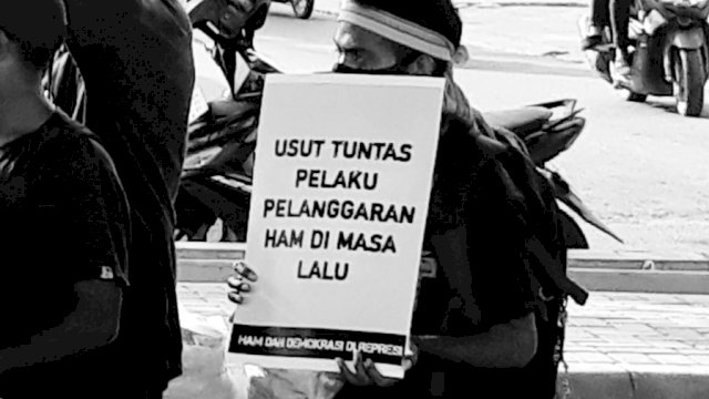 Anak muda yang sedang aksi peringatan Hari HAM Sedunia pada tahun 2020 di Jalan AP Pettarani, Makassar. Dok: Alam/Trotoar.