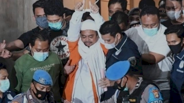 Habib Rizeq Shihab Menggunakan Baju Tahanan Ketika Ditangkap Jajaran Kepolisian 