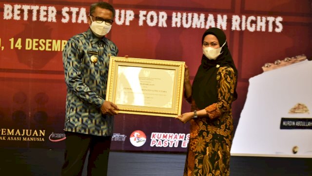 Bupati Luwu Utara Indah Putri Indriani (IDP) Menerima Penghargaan dari Menteri Hukum dan HAM 