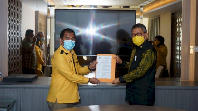 Rahman Pina Menerima SK PLT Dari Ketua Golkar Sulsel Taufan pawe