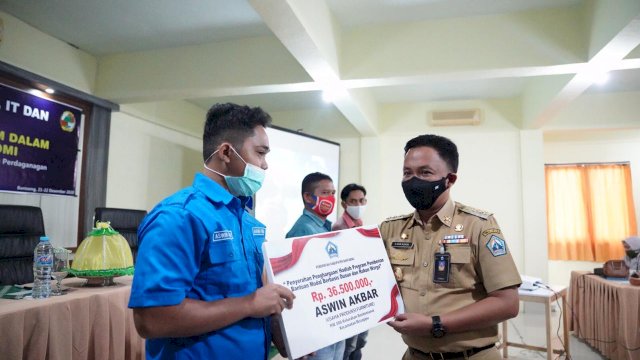 Bupati Bantaeng Ilham Azikin menyalurkan bantuan Modal usaha Bagi pelaku UMKM