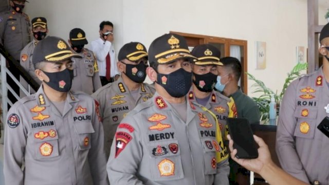 TROTOAR.ID, Makassar - Guna menekan risiko penyebaran Covid-19, Kepolisian Daerah Sulawesi Selatan melarang masyarakat menggelar pesta 