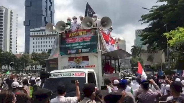 TROTOAR.ID, Makassar - Massa aksi 1812 di area sekitar Patung Kuda Arjuna Wijaya, Jalan Medan Merdeka Barat, Jakarta Pusat (Jakpus), 