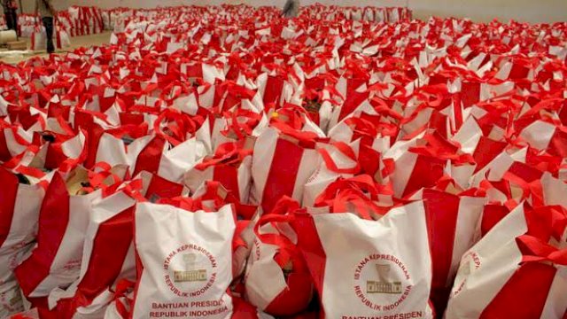 Ribuan karung sembako. FOTO: Istimewa.