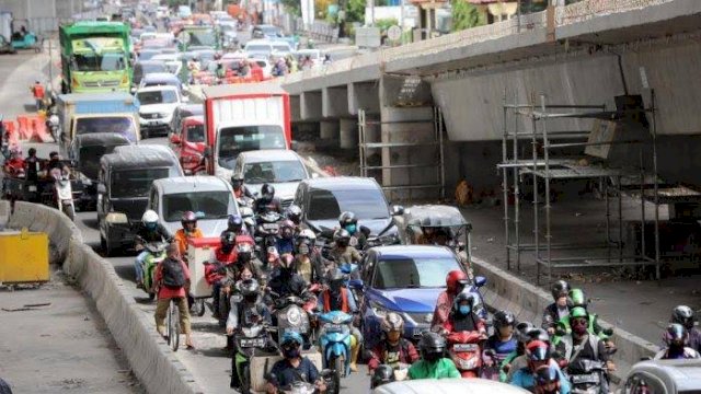 Kemacetan di Jalan AP Pettarani Makassar. FOTO: Sanovra Jr/TT.