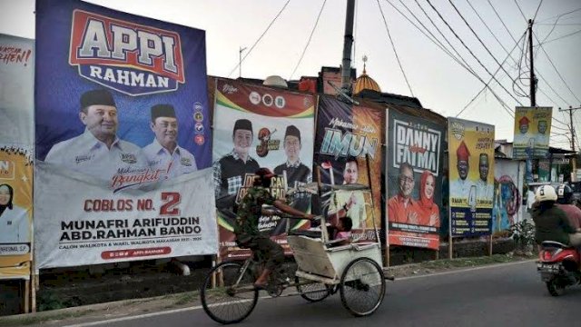 Alat Peraga Kampanye (APK) keempat Paslon Walikota Makasaar yang terpasang di pinggir jalan. FOTO: Int.