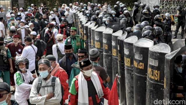 TROTOAR.ID, Jakarta - Sekretaris DPP FPI menanggapi tindakan represi oleh personel gabungan TNI-Polri yang memukul mundur massa aksi 1812 