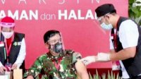 Giliran Panglima TNI disuntik, begini ekspresinya