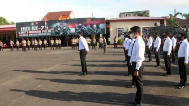 upacara pemecatan anggota brimob polda sulsel.