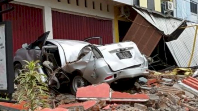 Reruntuhan akibat gempa magnitudo 6,2 di Sulbar.